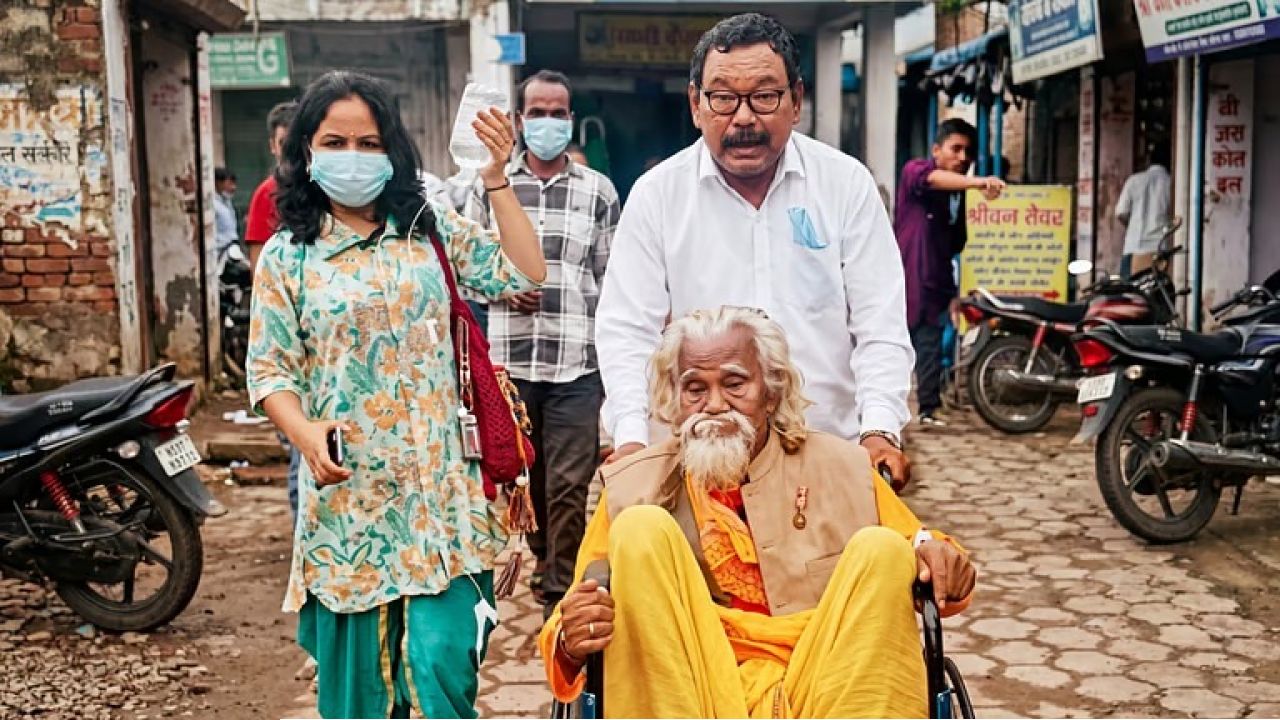এক ‘পদ্মশ্রী’র টানে জেদ ভাঙলেন অন্য পদ্মশ্রী! অসুস্থ সারিন্দাশিল্পীকে হাসপাতালে ভর্তি করলেন ‘বাইক অ্যাম্বুল্যান্স দাদা’