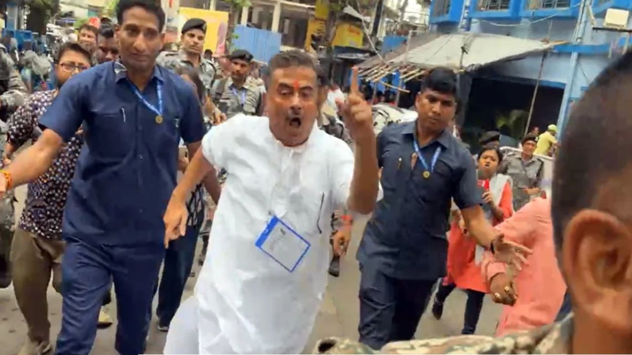 কালীঘাটে শুভেন্দুকে ঘিরে ‘চোর’ স্লোগান, মেজাজ হারিয়ে বিক্ষোভকারীদের দিকে ছুটলেন বিরোধী দলনেতা!