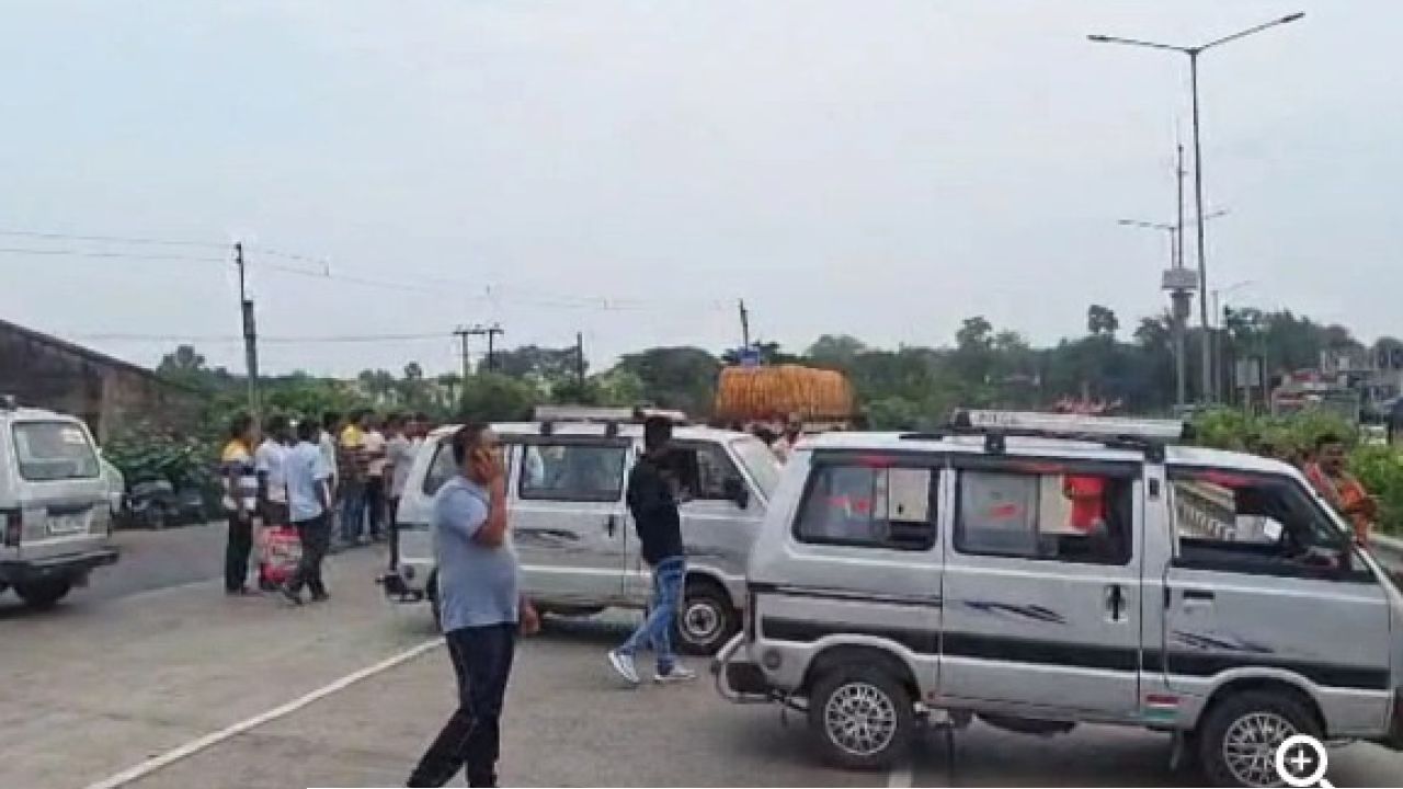 পোস্টালে আগেই পড়ে গিয়েছে ভোট! ভোটদানের দাবিতে কৃষ্ণনগরে চালকদের ‘আত্মহত্যা’র হুমকি ও পথঅবরোধ