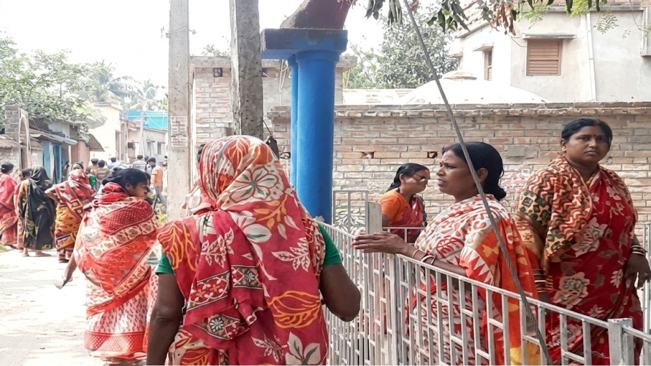 ভোট উৎসবের মাঝে শ্মশানের নীরবতা! বিষক্রিয়ায় বিধ্বস্ত গ্রাম, খাঁ খাঁ করছে নির্বাচনী বুথ