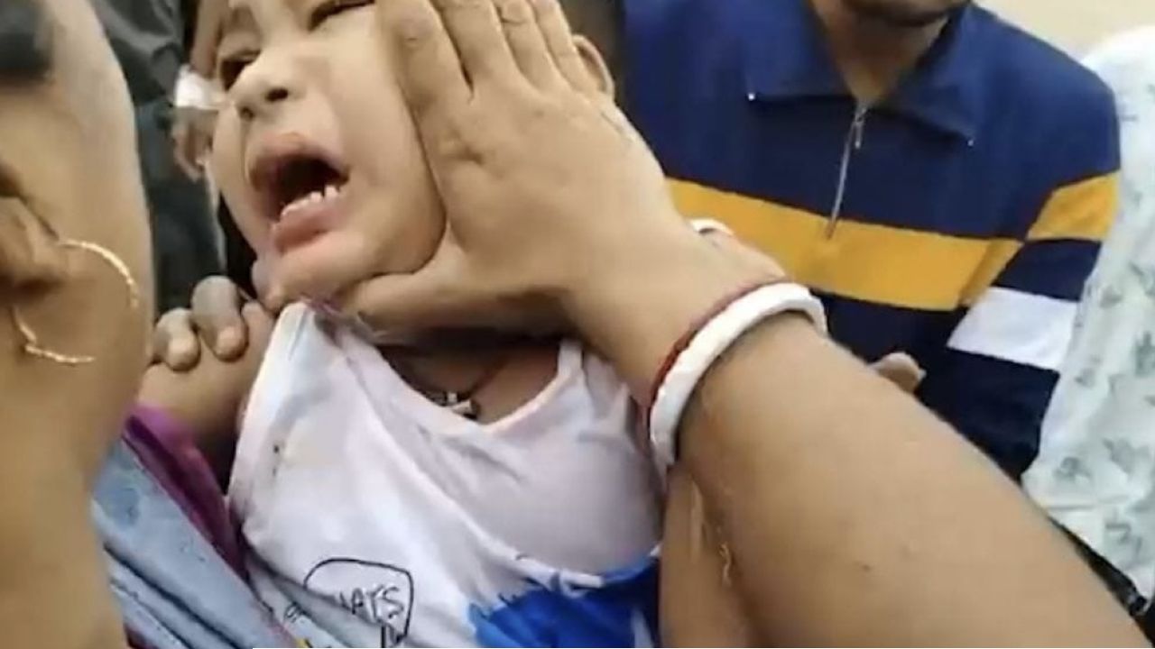 সাতগাছিয়ায় বাহিনীর লাঠিচার্জে আহত কোলের শিশু? উত্তপ্ত ১১৬ নম্বর বুথ, বাহিনীকে ঘিরে বিক্ষোভ!