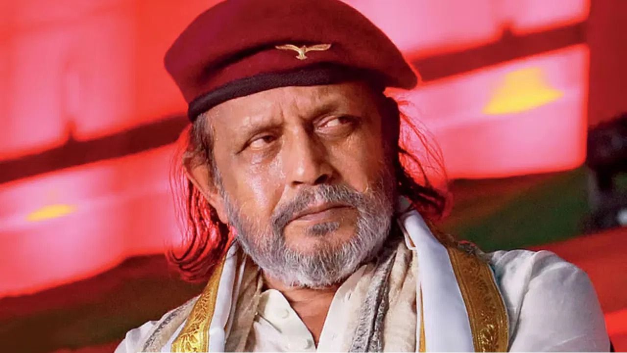 আমজনতার সঙ্গে লাইনে দাঁড়িয়ে ভোট দিলেন &lsquo;মহাগুরু&rsquo;, ভবানীপুরে নজর কাড়লেন মিঠুন!