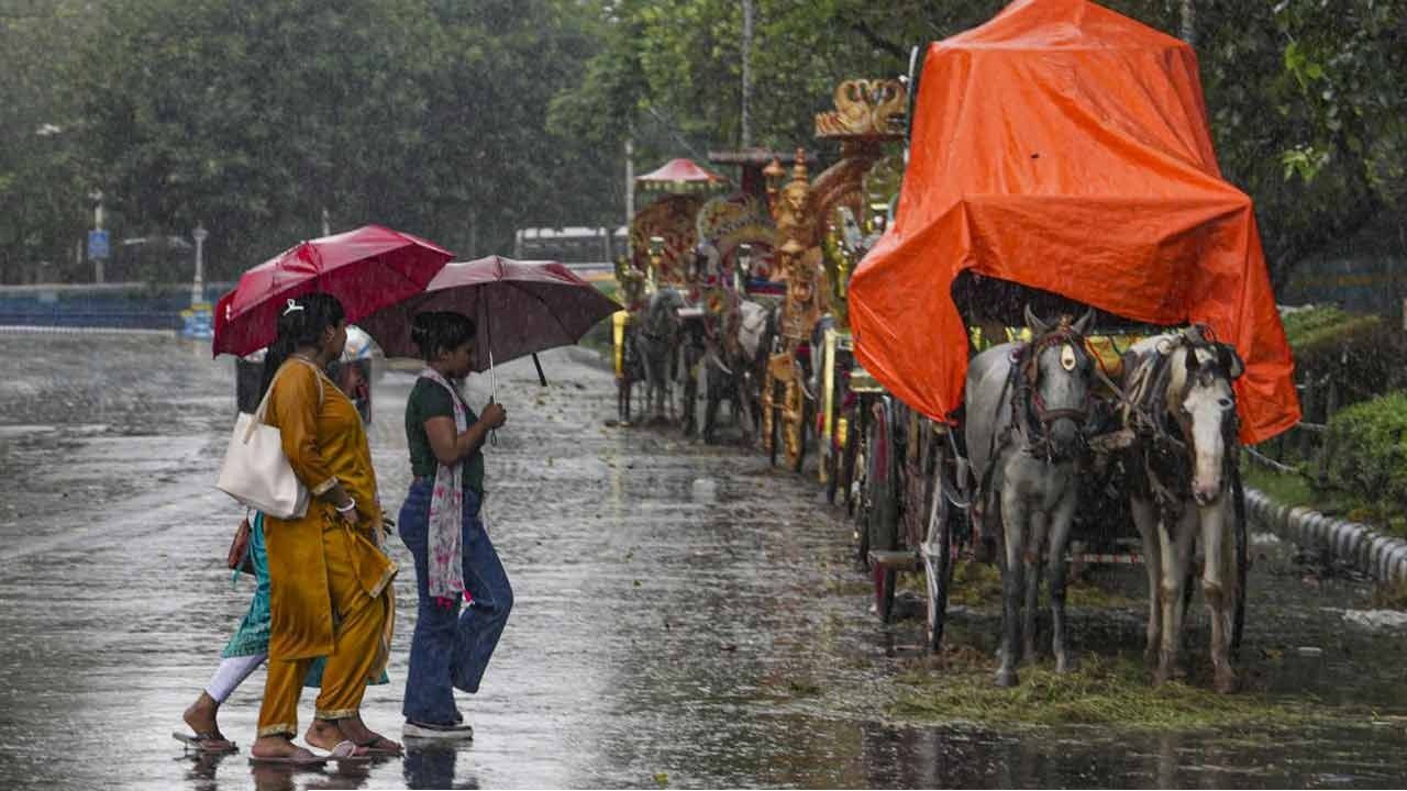 রেকর্ড বৃষ্টিতে ভিজল বাংলা, বৈশাখের গরমে স্বস্তির পরশ! গণনার দিনও কি বৃষ্টির ভ্রুকুটি?