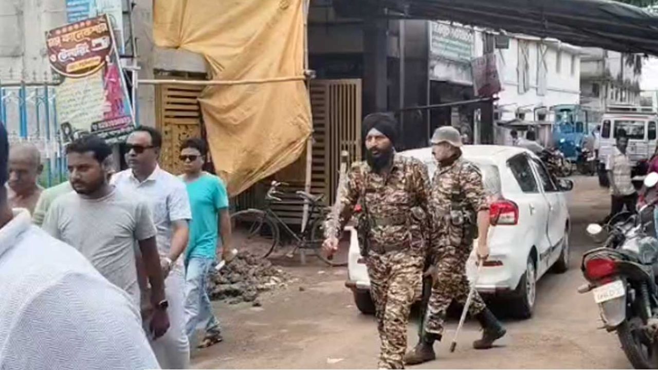 এগরার স্ট্রংরুমে ধুন্ধুমার! আইসি-র বিরুদ্ধে পক্ষপাতের অভিযোগ তুলে তৃণমূলের বিক্ষোভ, পরিস্থিতি সামলাতে নামল কেন্দ্রীয় বাহিনী