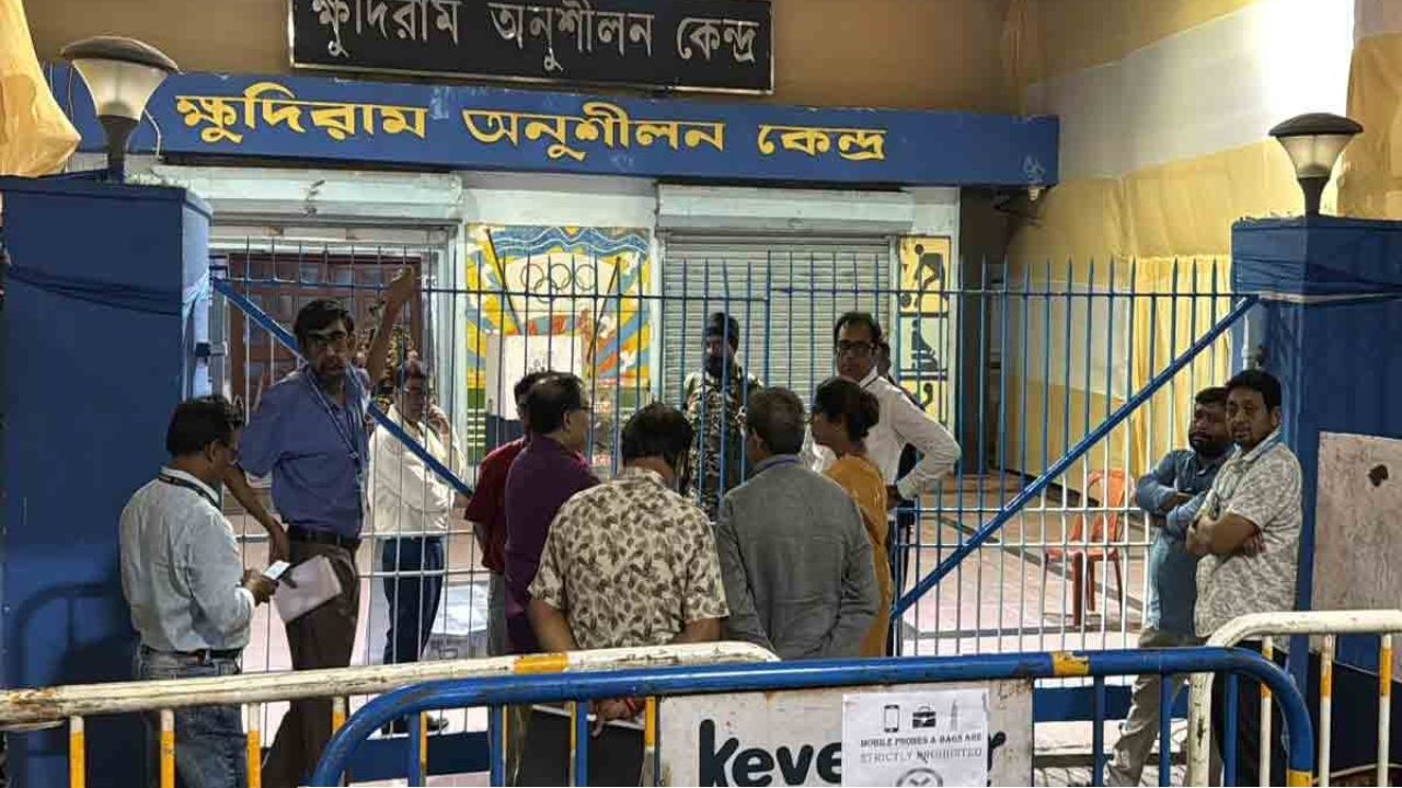 মাঝরাতে স্ট্রংরুমে রহস্যময় গতিবিধি! কুণাল-শশীকে আটকাল পুলিশ, কমিশনের দরজায় তৃণমূল