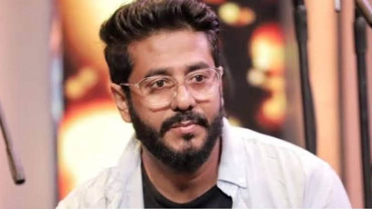 বারাকপুরে রাজের গায়ে কাদা, উড়ল চটি! চরম হেনস্থার মুখেও ‘পরিচালক’ সুলভ হাসিতেই মাঠ ছাড়লেন তৃণমূল প্রার্থী