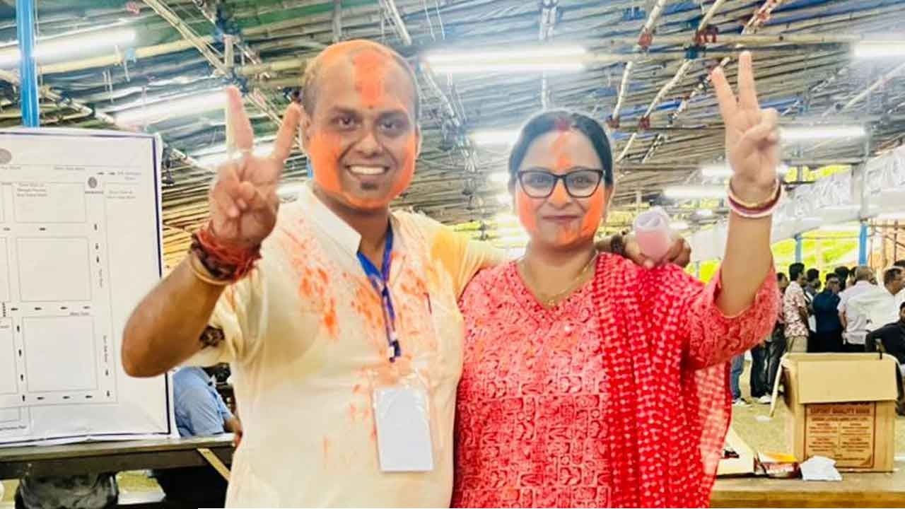 ব্যারাকপুরে জয়ের পথে কৌস্তভ বাগচী, শ্যাম্পু উপহার দিলেন স্ত্রী!