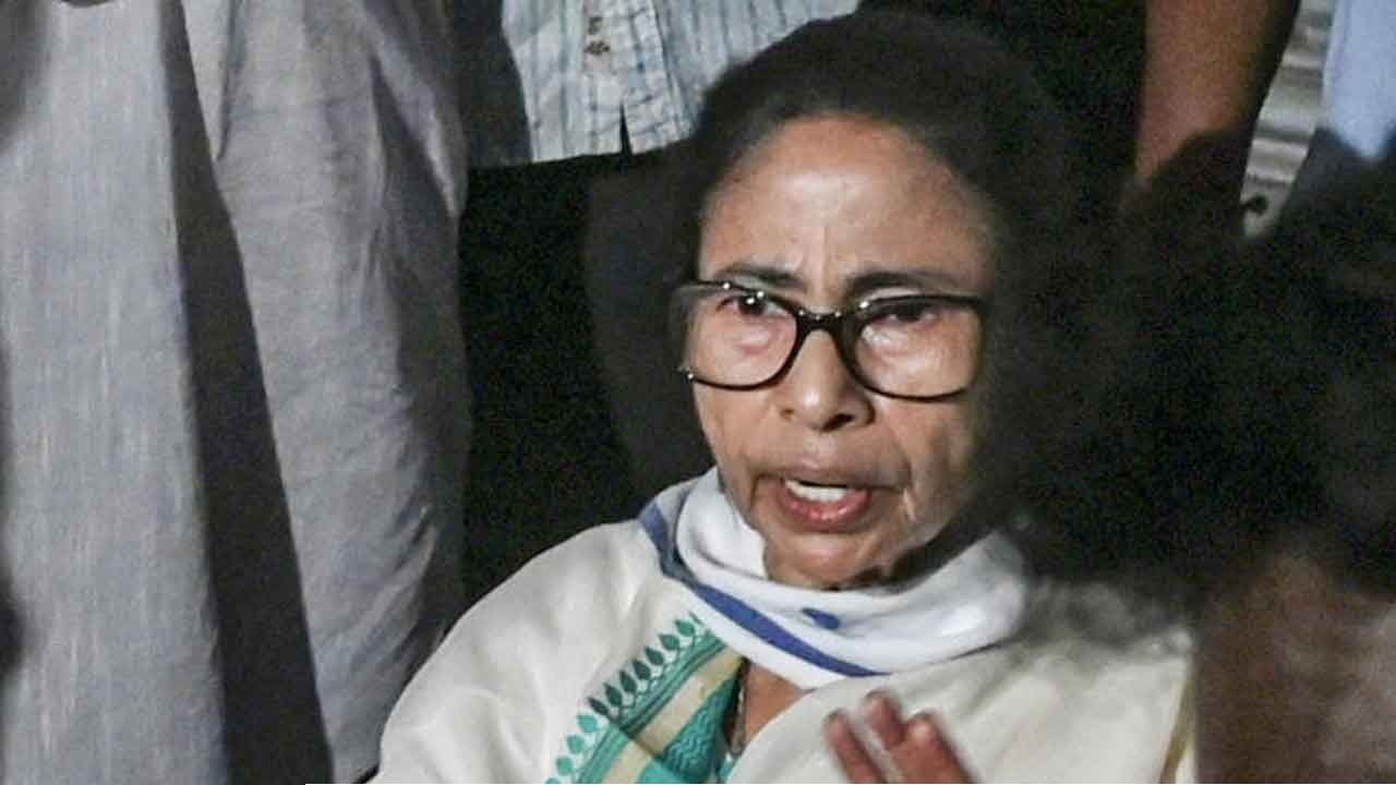শাখাওয়াত মেমোরিয়াল স্কুলে মমতার গাড়ি ঘিরে ‘চোর চোর’ স্লোগান, রণক্ষেত্র ভবানীপুর!