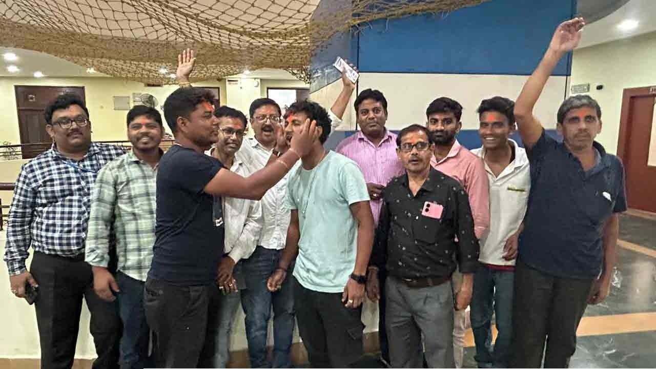 নবান্নে &lsquo;জয় শ্রীরাম&rsquo; ধ্বনি, গেরুয়া আবিরে রাঙা সচিবালয়! এত দিন কীসের ভয়ে কাঁপতেন সরকারি কর্মীরা?