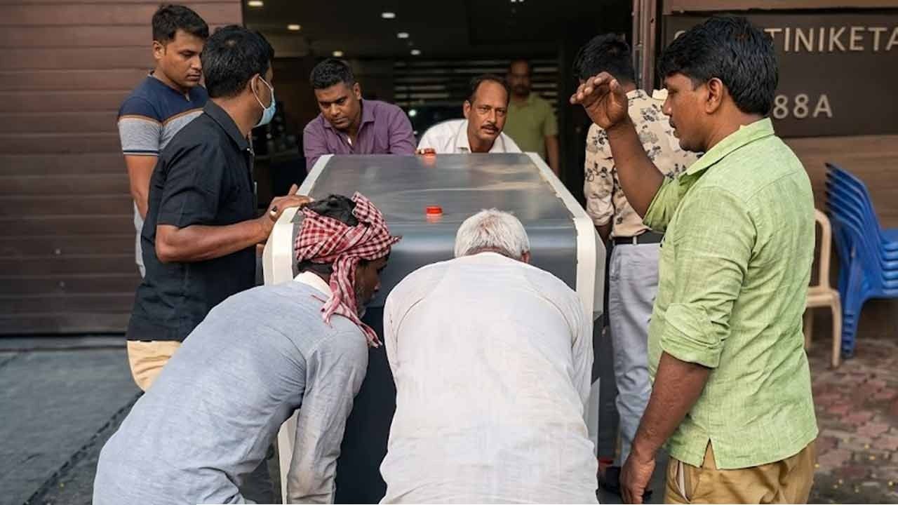 অভিষেকের বাড়ি থেকে সরল অতিকায় স্ক্যানার! &lsquo;মুক্ত&rsquo; ফুটপাথ পেয়ে কী বলছেন প্রতিবেশীরা?