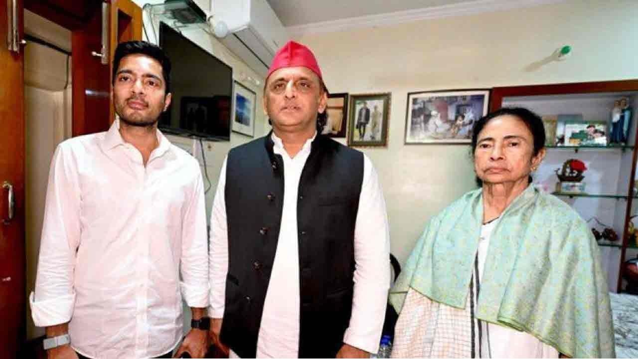 মমতার কাছে অখিলেশ! বঙ্গে ভোট লুটের &lsquo;মাফিয়াগিরি&rsquo; হয়েছে, তোপ সপা প্রধানের
