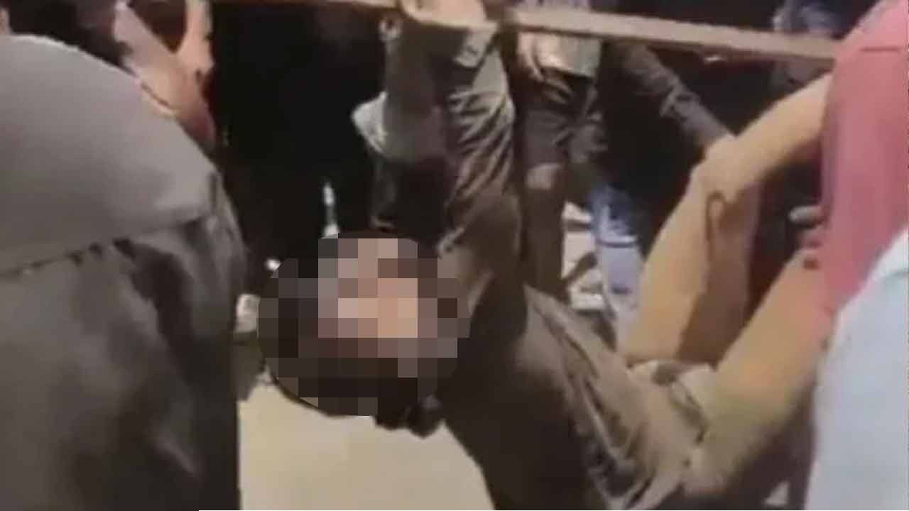 'শ্লীলতাহানির শাস্তি'? খুঁটিতে বেঁধে বাঁশে ঝুলিয়ে পিটিয়ে খুন রেলপুলিশকে! ওড়িশায় আইন হাতে তুলে নিল উন্মত্ত জনতা! দর্শক পুলিশ