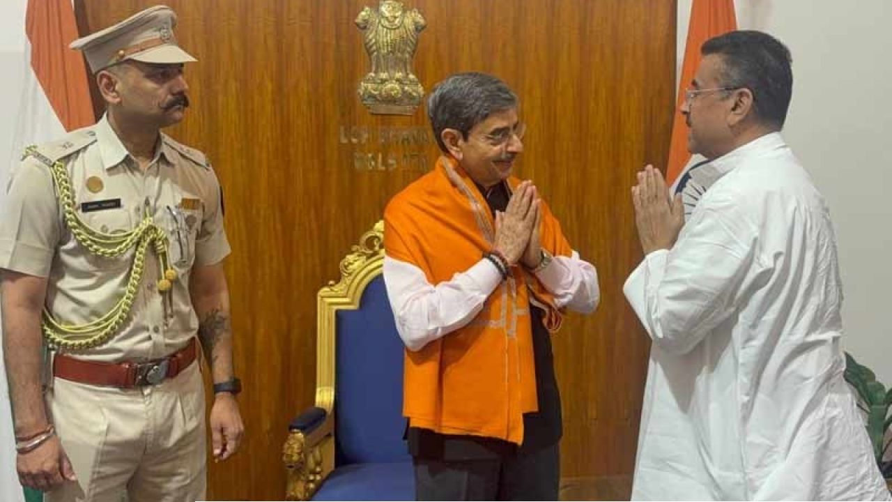 লোকভবনে শুভেন্দু! সরকার গঠনের দাবি নিয়ে রাজ্যপালের দরবারে &lsquo;ভাবী&rsquo; মুখ্যমন্ত্রী