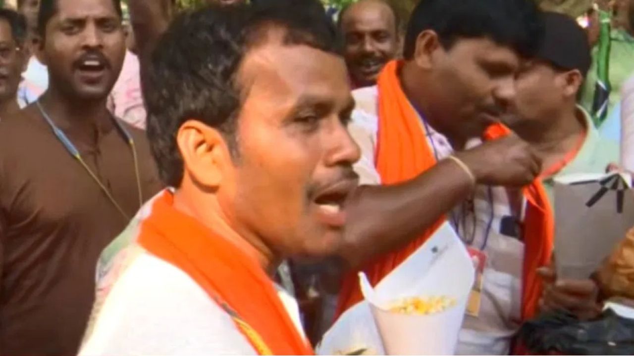 ব্রিগেডে দেদার বিকোচ্ছে ঝালমুড়ি, ‘ঝালে জ্বলুক দিদি’ বলে কেন সরব জনতা? শপথের আবহে এ কোন নতুন সমীকরণ!