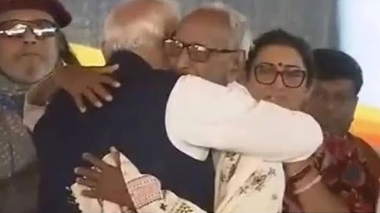 শতাব্দী প্রাচীন লড়াইয়ের শেষ হাসি! ব্রিগেডের মঞ্চে ৯৭ বছরের বৃদ্ধের পা ছুঁয়ে প্রণাম মোদীর, কে এই মাখনলাল?