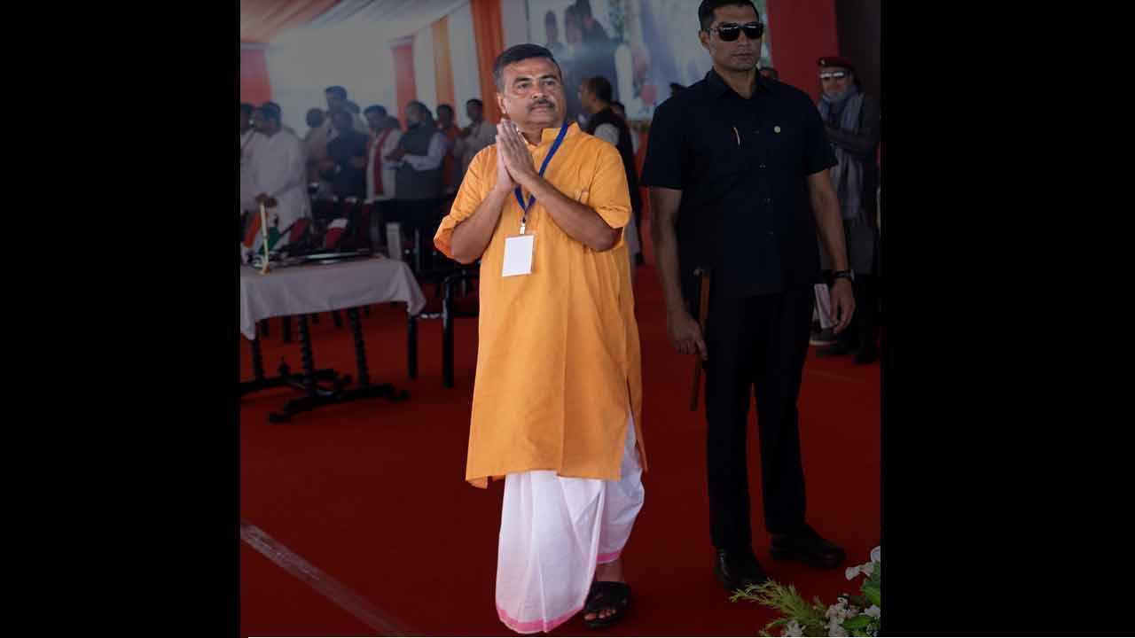 বাঙালি আবেগ না কি সঙ্ঘের আদর্শ? শপথের মঞ্চে শুভেন্দুর ‘গেরুয়া লুকে’ তোলপাড়, কীসের ইঙ্গিত দিলেন মুখ্যমন্ত্রী?
