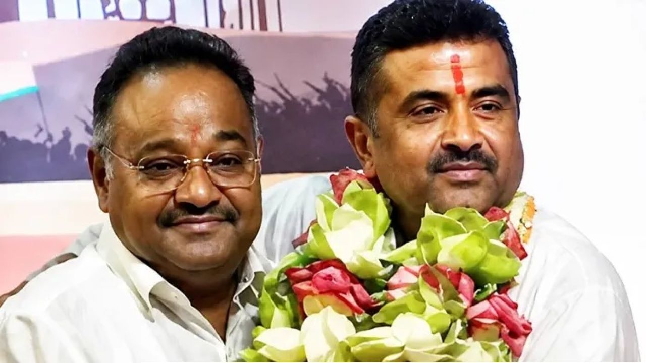 একই গাড়িতে শুভেন্দু-শমীক! নবান্নে প্রথম মন্ত্রিসভার বৈঠকের আগে কোন &lsquo;মাস্টারপ্ল্যান&rsquo; তৈরি হচ্ছে সল্টলেকে?