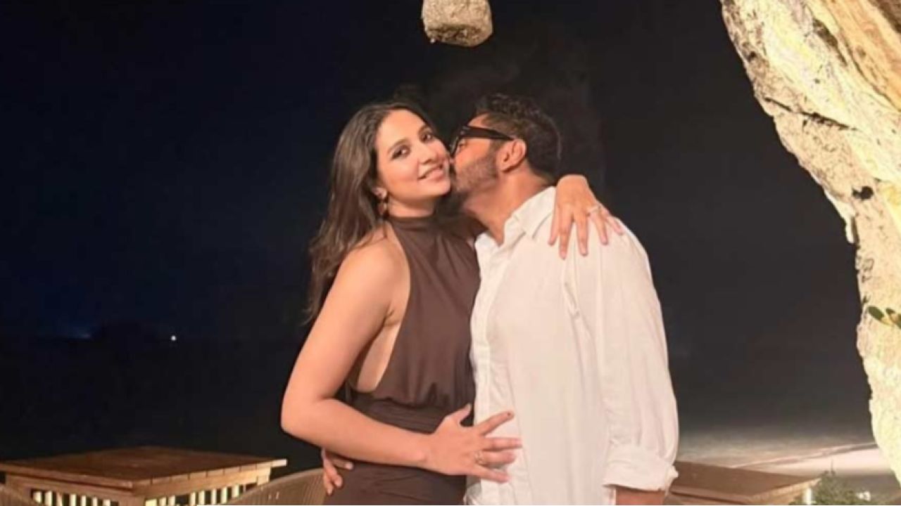রাজনীতিতে ইতি টেনেই বিদেশের সৈকতে প্রেমে মজে রাজ? বিবাহবার্ষিকীতে শুভশ্রীর গালে আলতো চুম্বন প্রাক্তন বিধায়কের!