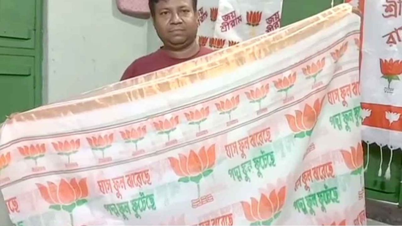 রানাঘাটের তাঁতে এবার ‘পরিবর্তনের’ কারুকার্য! শাড়ির ভাঁজেই ফুটে উঠল ঘাসফুল ঝরা আর পদ্ম ফোটার কাহিনী