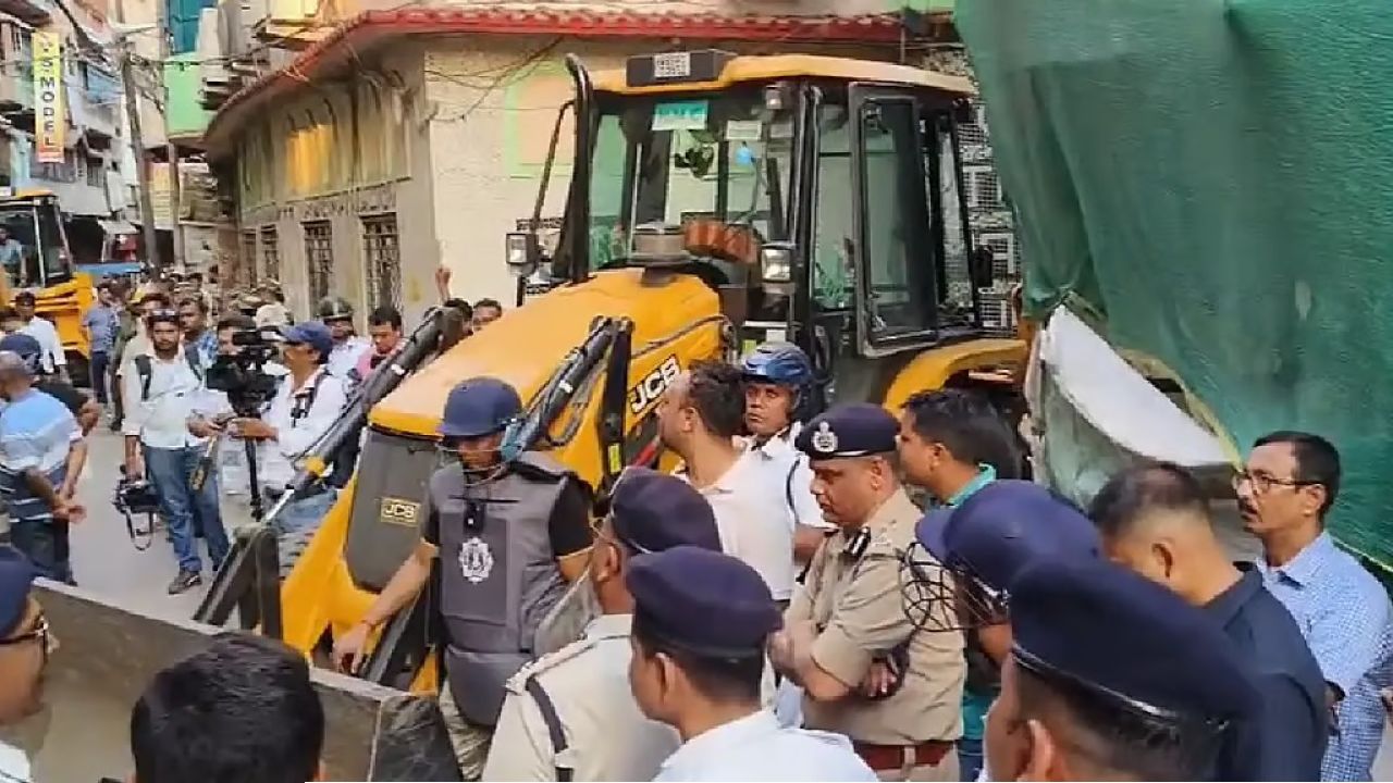 তিলজলায় ‘বুলডোজ়ার’ অ্যাকশন! কেন্দ্রীয় বাহিনী দিয়ে ঘিরে ভাঙা হচ্ছে অবৈধ কারখানা