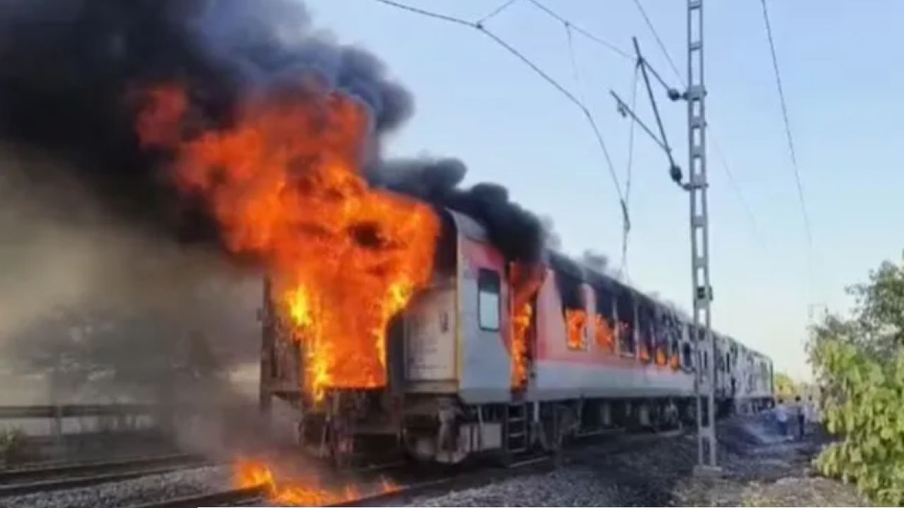 চলন্ত রাজধানী এক্সপ্রেসে দাউদাউ আগুন, ভস্মীভূত ২ কামরা! চালক-গার্ডের তৎপরতায় রক্ষা পেলেন যাত্রীরা