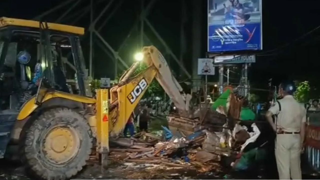 হাওড়া স্টেশনে মধ্যরাতে তুলকালাম, নামল বুলডোজার! এক ধাক্কায় গুঁড়িয়ে দেওয়া হল ১৫০টিরও বেশি অবৈধ দোকান
