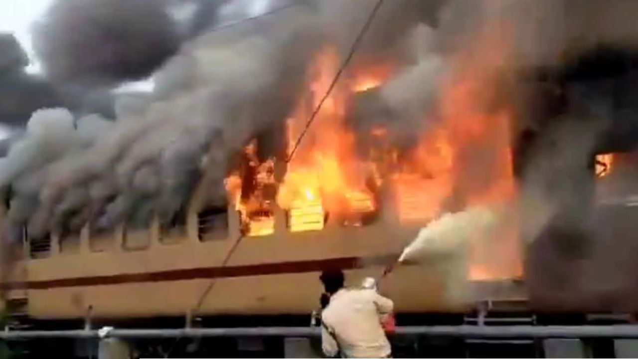 মধ্যপ্রদেশের পর এবার বিহারে ট্রেনের কামরায় দাউদাউ আগুন! সাসারাম স্টেশনে প্রাণভয়ে হুড়োহুড়ি যাত্রীদের