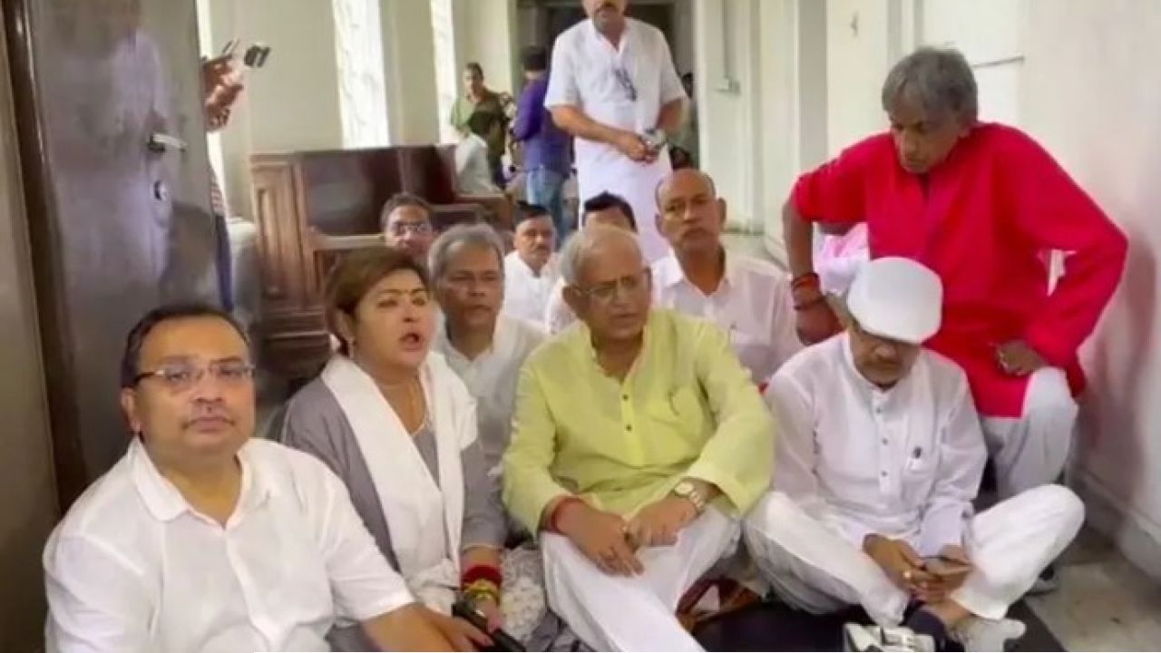মেঝেতে বসে বিক্ষোভ শোভনদেব-বিমানদের! বিধানসভায় বিরোধী দলনেতার ঘর নিয়ে নজিরবিহীন সংঘাত