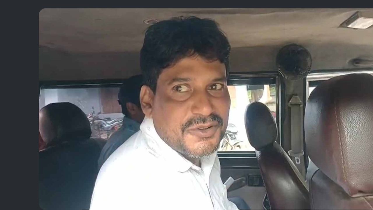 ভোটের মুখে ধমক, লাখ লাখ টাকার চাকরি-প্রতারণা! এবার পুলিশের খাঁচায় তৃণমূলের দাপুটে নেতা