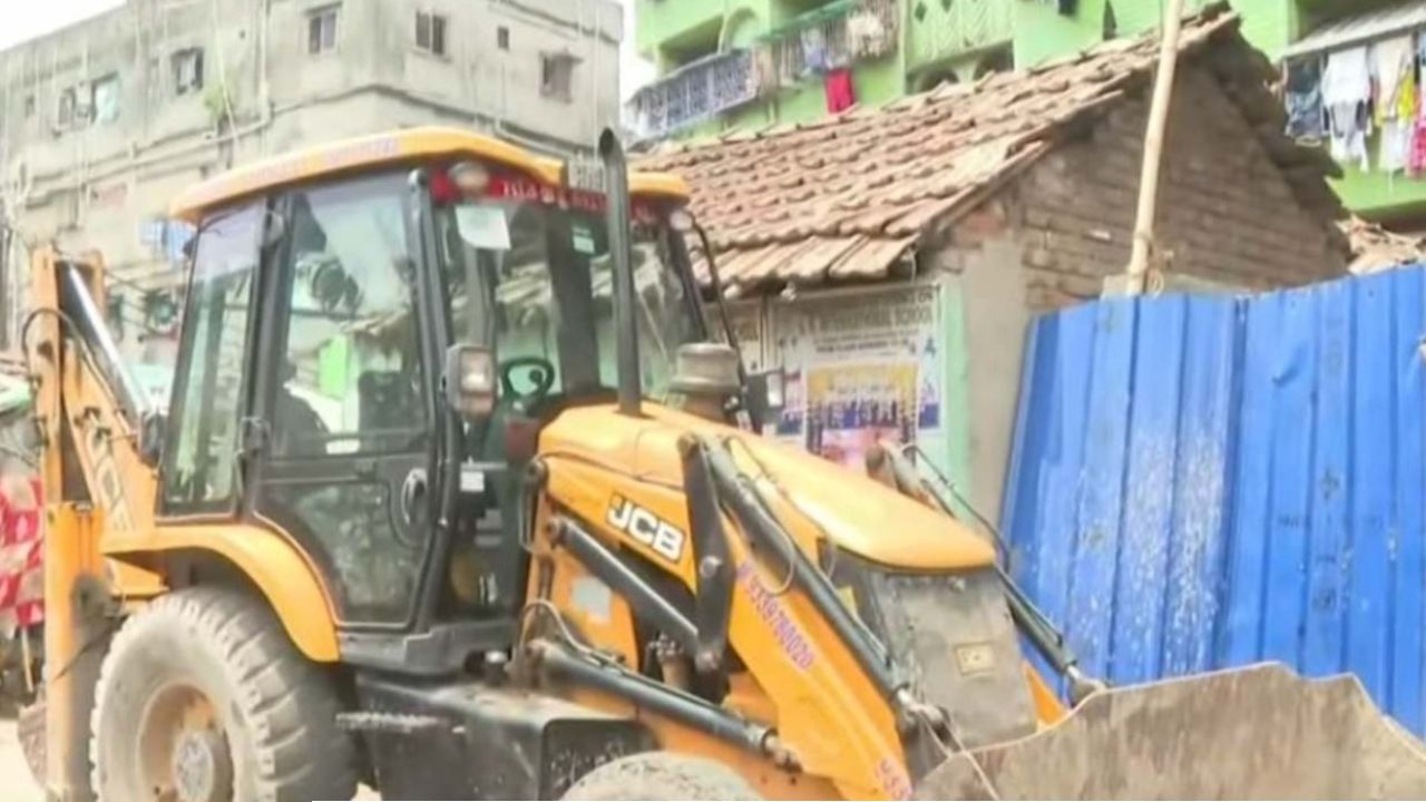 তিলজলা-কসবা কাঁপিয়ে নামল বুলডোজার, ৩ নেতার সাম্রাজ্য গুঁড়িয়ে দিতে মোতায়েন কেন্দ্রীয় বাহিনী!