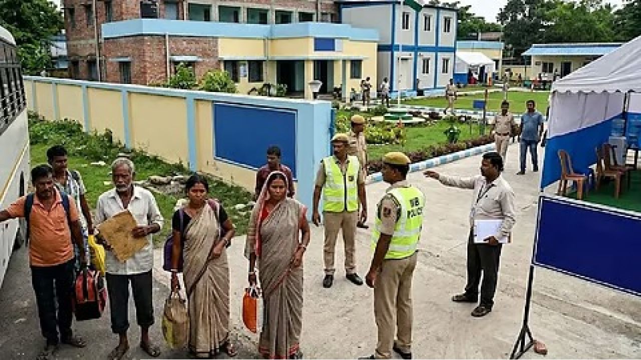 জেলায় জেলায় ‘হোল্ডিং সেন্টার’ তৈরির নজিরবিহীন নির্দেশিকা নবান্নের
