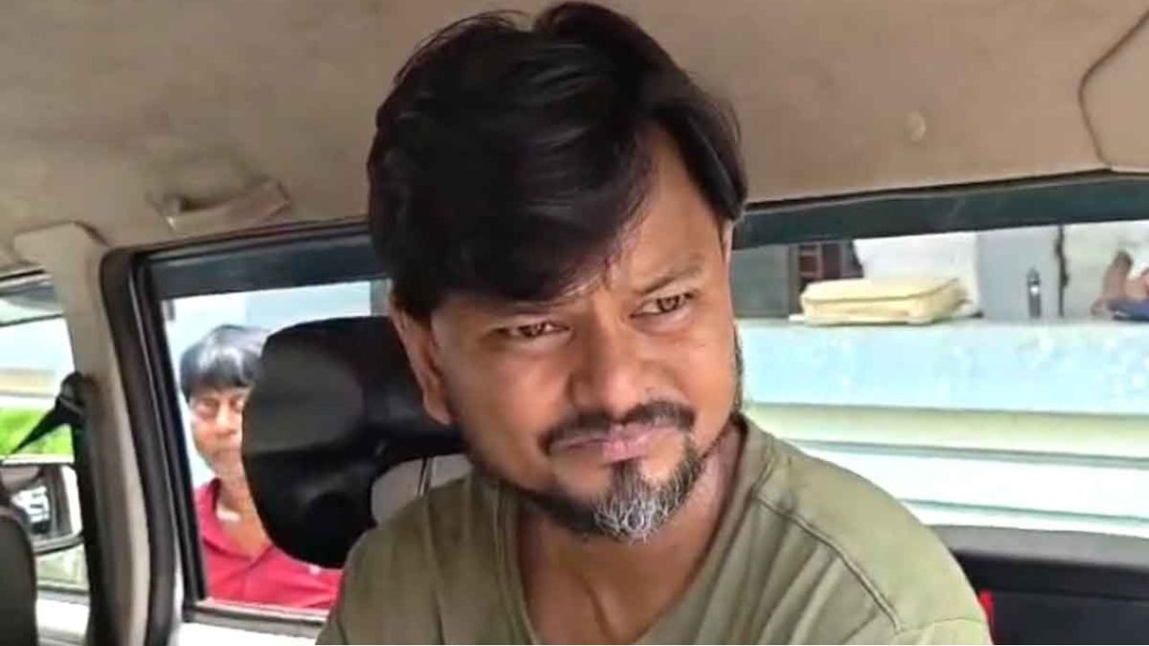 পার্টি অফিস নাকি আস্ত বারুদের স্তূপ? ছাদে ছড়ানো বোমা-অস্ত্র, অবশেষে পুলিশের জালে দাপুটে তৃণমূল নেতা!