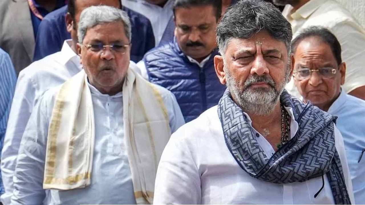 দিল্লিতে হাইভোল্টেজ তলব! কুর্সি হারাচ্ছেন সিদ্দারামাইয়া? কর্নাটকজুড়ে পড়ল ‘হবু মুখ্যমন্ত্রী ডিকে’র পোস্টার