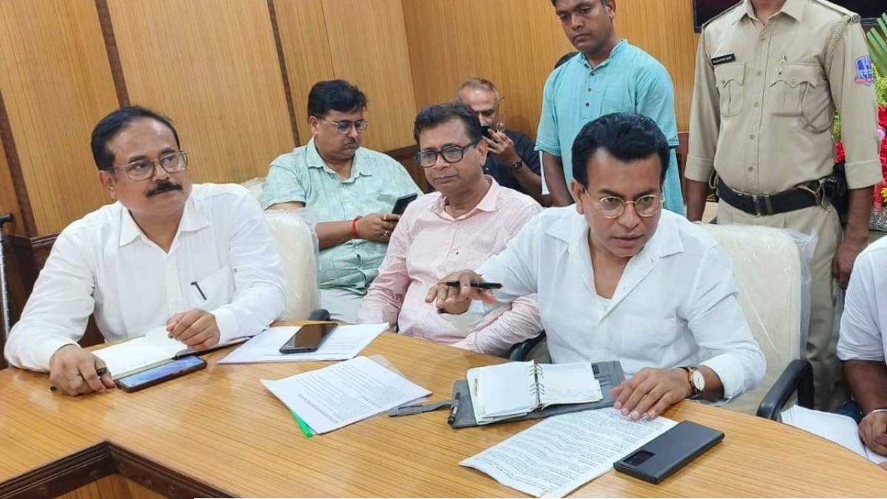 টলিপাড়ায় ‘ত্রাস’ স্বরূপ বিশ্বাস! ২৬টি গিল্ডের প্রতিনিধিদের সঙ্গে রুদ্রনীলের হাইভোল্টেজ বৈঠক, নবান্নে জমা পড়ল বিস্ফোরক রিপোর্ট