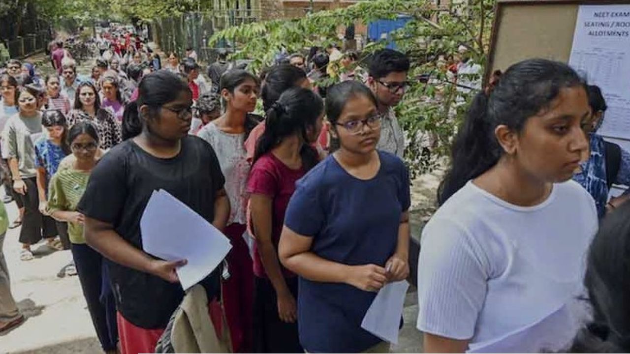 -নিটের পর এবার সিবিএসই-তেও &lsquo;দুর্নীতি&rsquo;! অন্যের খাতায় নম্বর পেল দ্বাদশের পড়ুয়ারা, বড়সড় কেলেঙ্কারির পর্দাফাঁস?