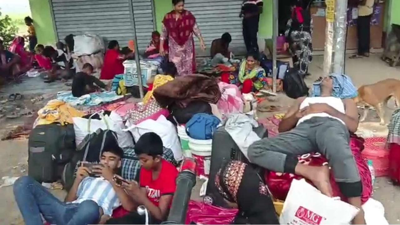‘হোল্ডিং সেন্টার’ চালুর জের? হাকিমপুর সীমান্তে প্লাস্টিক পেতে বসলেন অনুপ্রবেশকারীরা, বাংলাদেশে ফেরার হুড়োহুড়ি!