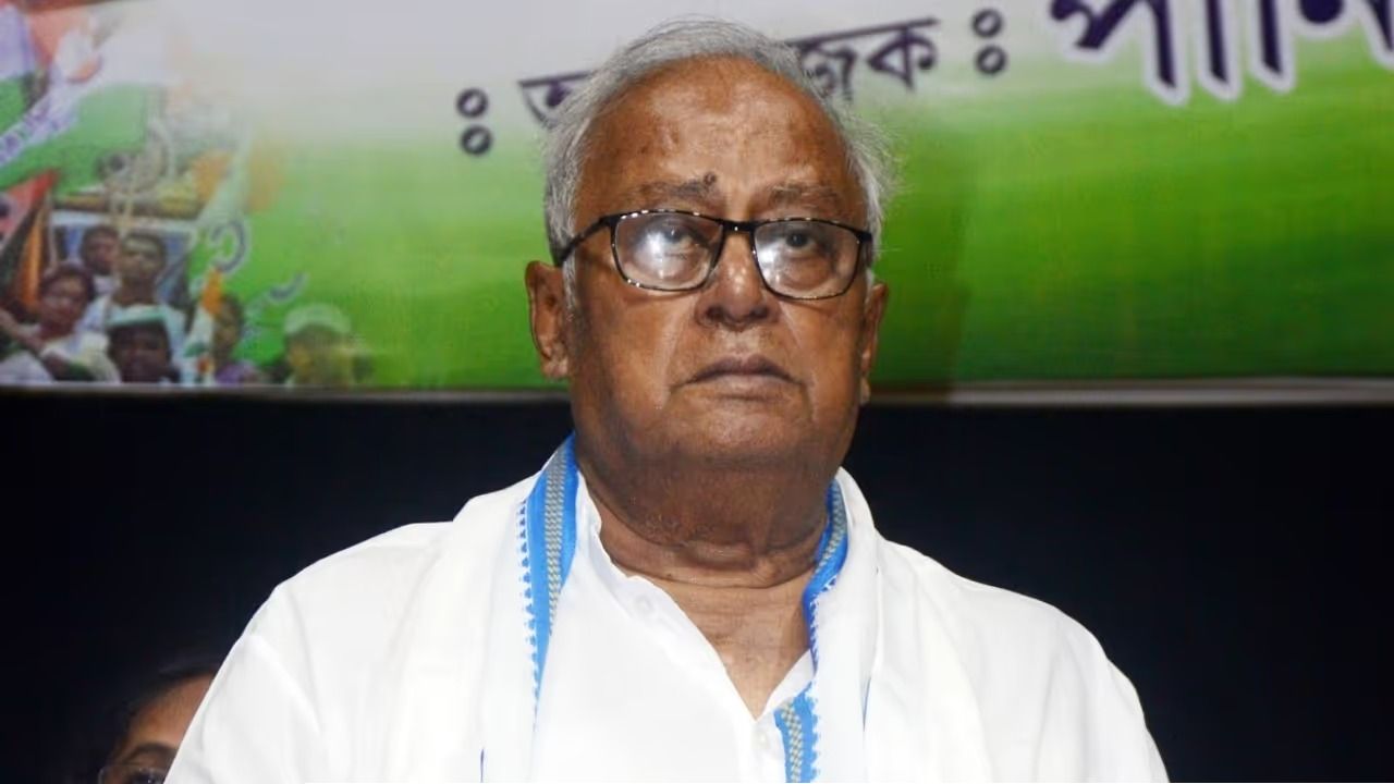 থানার সামনেই সৌগত রায়কে লক্ষ্য করে উড়ে এল কাঁচা ডিম! ‘বুড়ো চোর’ স্লোগানে রণক্ষেত্র নিমতা!