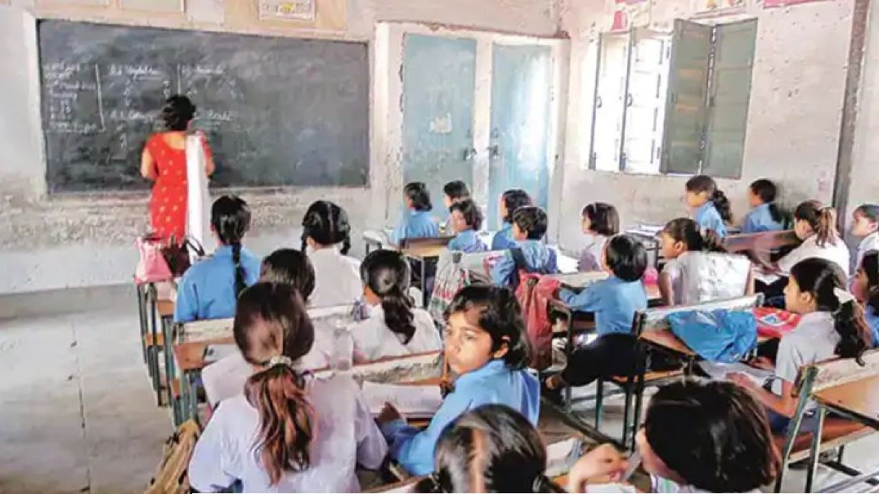 ৩০ লক্ষ প্রাথমিক শিক্ষকের চাকরি নিয়ে চরম সিদ্ধান্ত সুপ্রিম কোর্টের! পরীক্ষার ডেডলাইনে বিরাট রদবদল