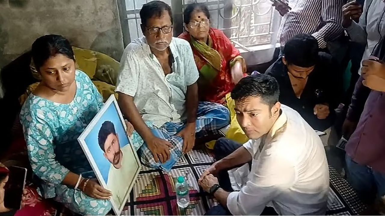 “ওরা আমায় প্রাণে মারতে চায়, মেরে দিক!” সোনারপুরে নিগৃহীত হয়েও অবস্থানে অনড় অভিষেক, দায় ঝাড়ল বিজেপি