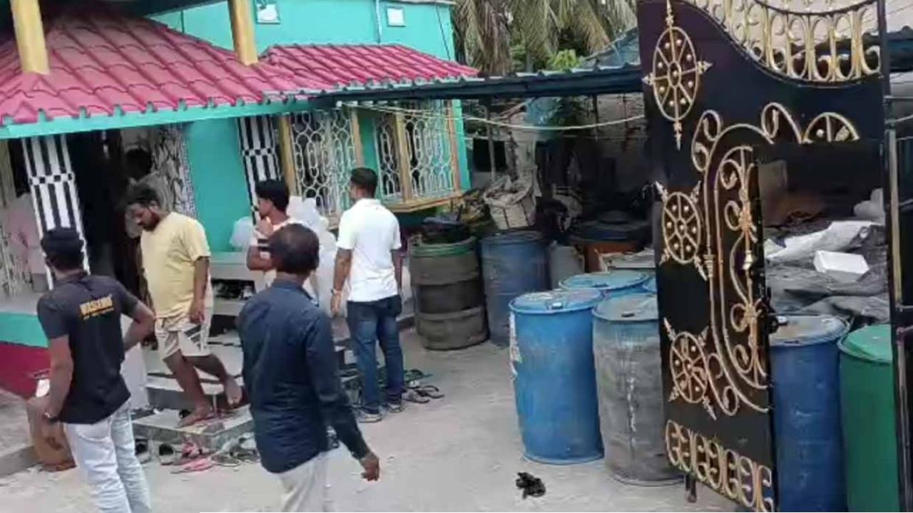 বাংলাদেশের জাহাজ লুঠের তেল তৃণমূল নেতার ঘরে! পুলিশের হানায় শৌচালয়ে লুকালেন অঞ্চল সভাপতি!