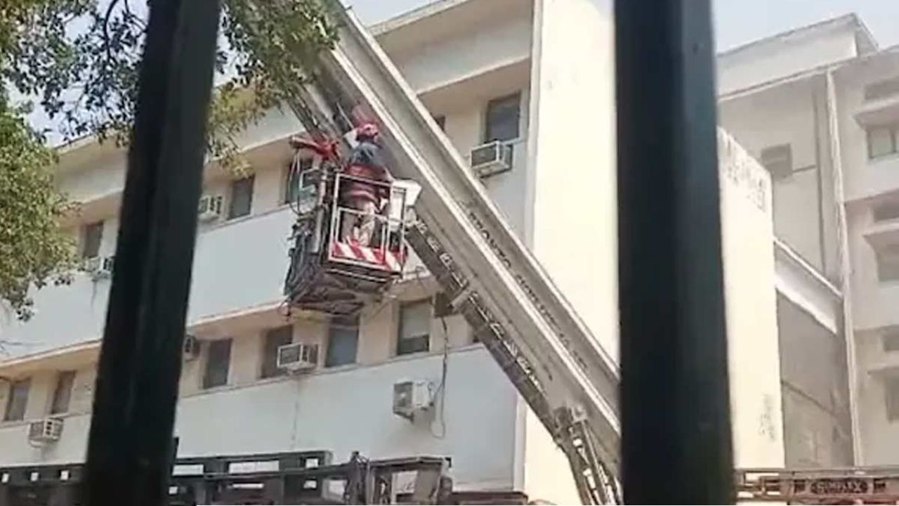 নিট কেলেঙ্কারির উত্তাপের মাঝেই দিল্লিতে শিক্ষামন্ত্রকের ভবনে ভয়াবহ আগুন! পুড়ে ছাই রাশি রাশি গুরুত্বপূর্ণ নথি