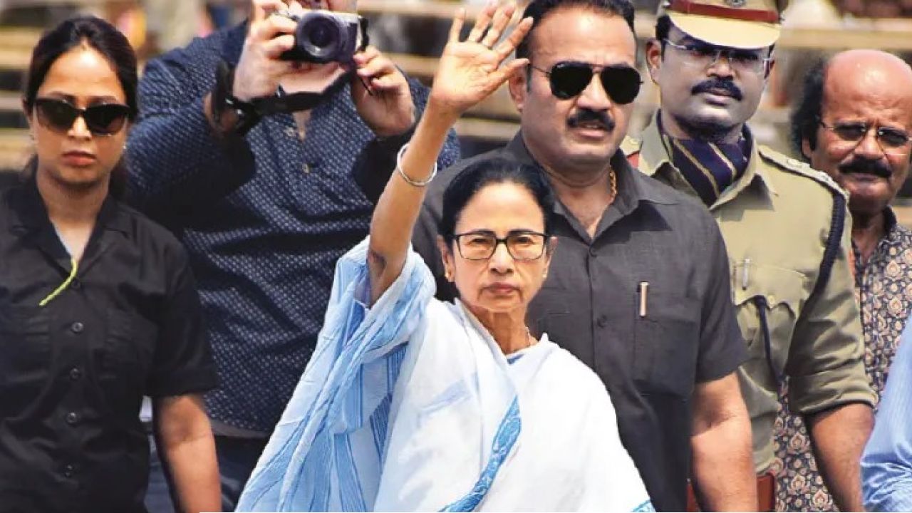শেষ মুহূর্তে বদলে গেল মমতার মেগা প্ল্যান! ধরনা ফেলে মঙ্গলবারেই রাস্তায় নামছেন তৃণমূলনেত্রী, নেপথ্যে কোন বড় রহস্য?