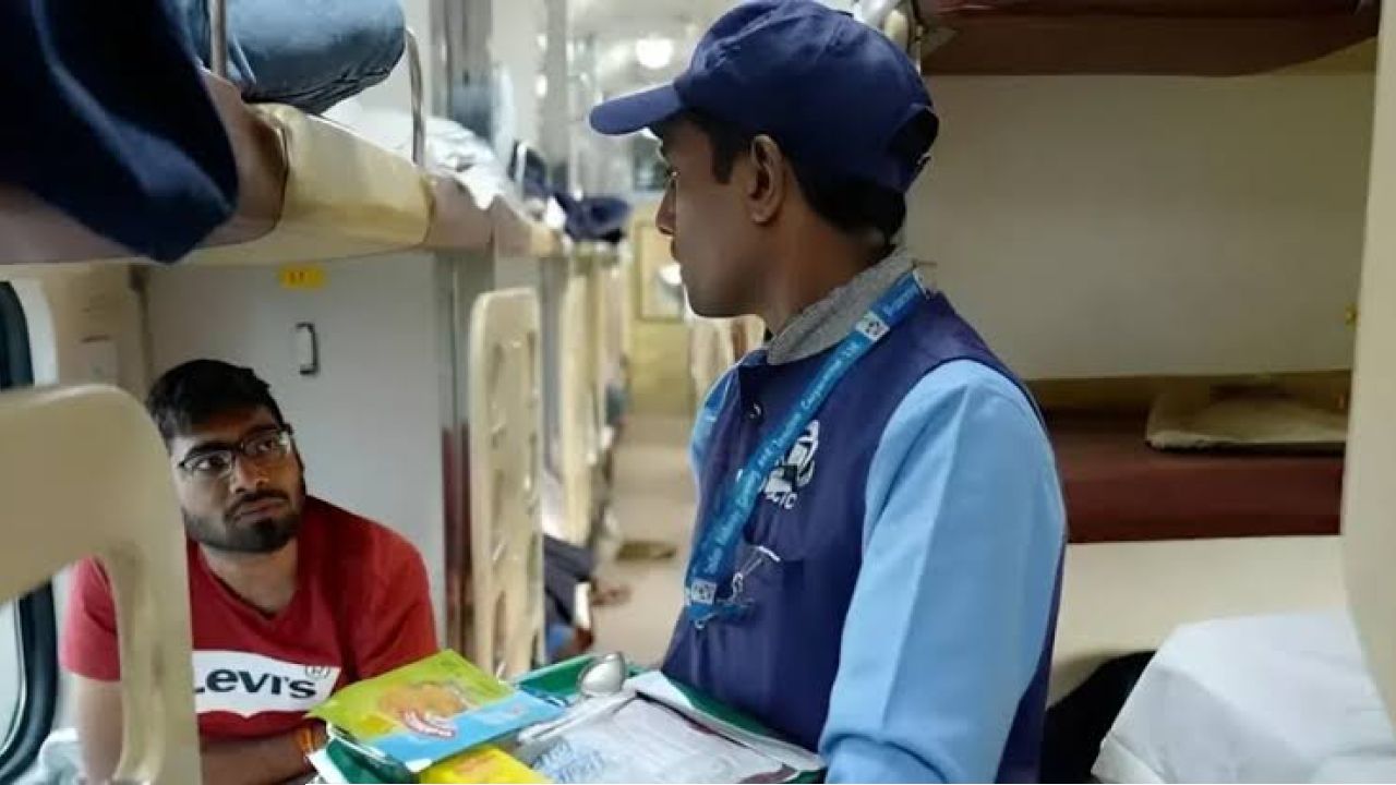 ট্রেনে মাঝরাতে খিদে পেলেও মিলবে না এক ফোঁটা জল! আইআরসিটিসি-র নতুন নিয়মে মাথায় হাত যাত্রীদের