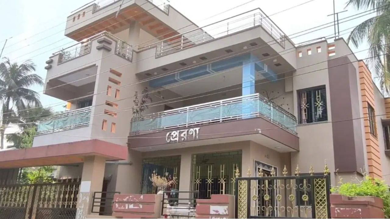 মাটির কুঁড়েঘর থেকে রাতারাতি চোখ ধাঁধানো ‘রাজপ্রাসাদ’! কোন আলাদিনের প্রদীপ পেলেন এই প্রাক্তন পৌরপ্রধান?