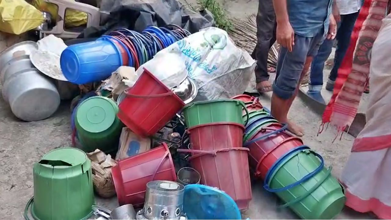 ত্রাণের আড়ালে অস্ত্র সাম্রাজ্য ও পুলিশের জাল পোশাক! কুলতলিতে প্রভাবশালী তৃণমূল নেতার গোপন ডেরায় পুলিশের হানা, উদ্ধার বিপুল কেলেঙ্কারি