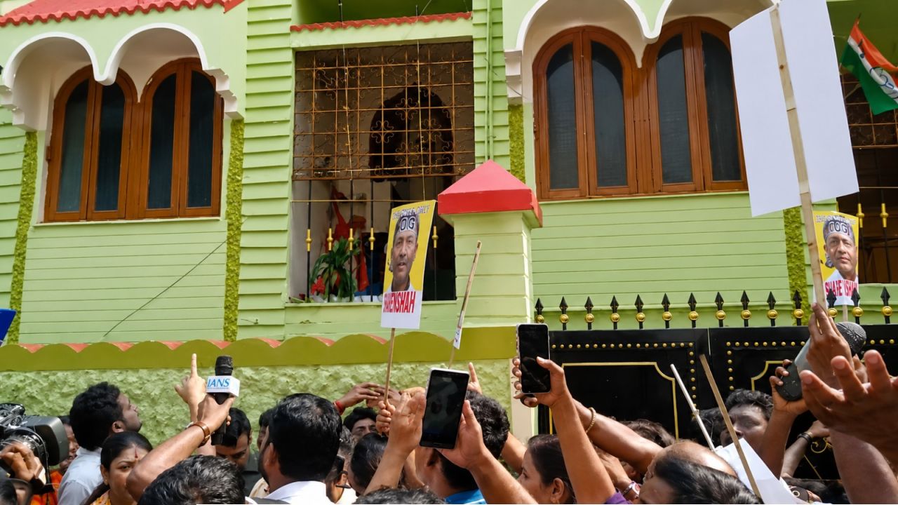 'নতুন তৃণমূল' গড়তেই সন্দীপনের বাড়ি ঘেরাও! ছবিতে জুতোর বাড়ি, চোর চোর স্লোগান তুলে রণক্ষেত্র এন্টালি, নেপথ্যে কারা?