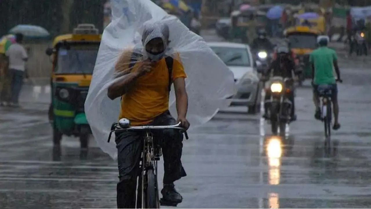 মেঘলা আকাশ ভেঙে নামল স্বস্তির বৃষ্টি, হঠাৎ ভিজল তিলোত্তমা!