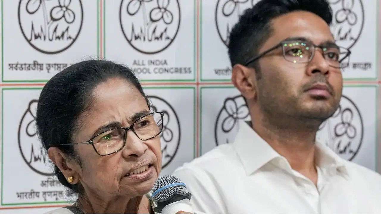 তৃণমূলে ডানা ছাঁটা হল অভিষেকের! নেপথ্যে কি তবে গ্রেফতারির আশঙ্কা, নাকি মমতার ‘মাস্টারস্ট্রোক’?