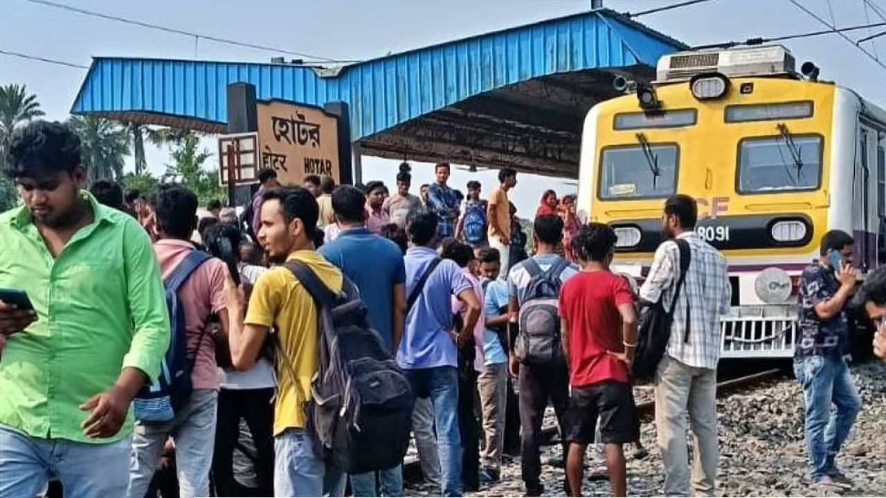 মহিলা কামরা নিয়ে তুমুল অসন্তোষ! শিয়ালদহ দক্ষিণ শাখায় সকাল সকাল তুলকালাম, ১ ঘণ্টা ট্রেন লাইনে বসে বিক্ষোভ 