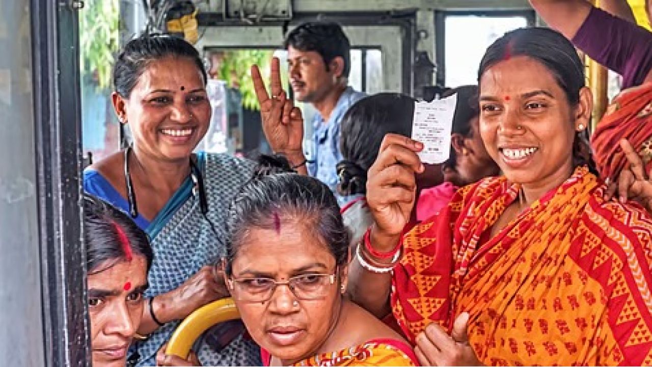 'ফ্রি রাইড'-এর টানে সরকারি বাসে বাড়ল মহিলাদের ভিড়, পরিবহণ দপ্তরের পরিসংখ্যানে বড় উত্থান